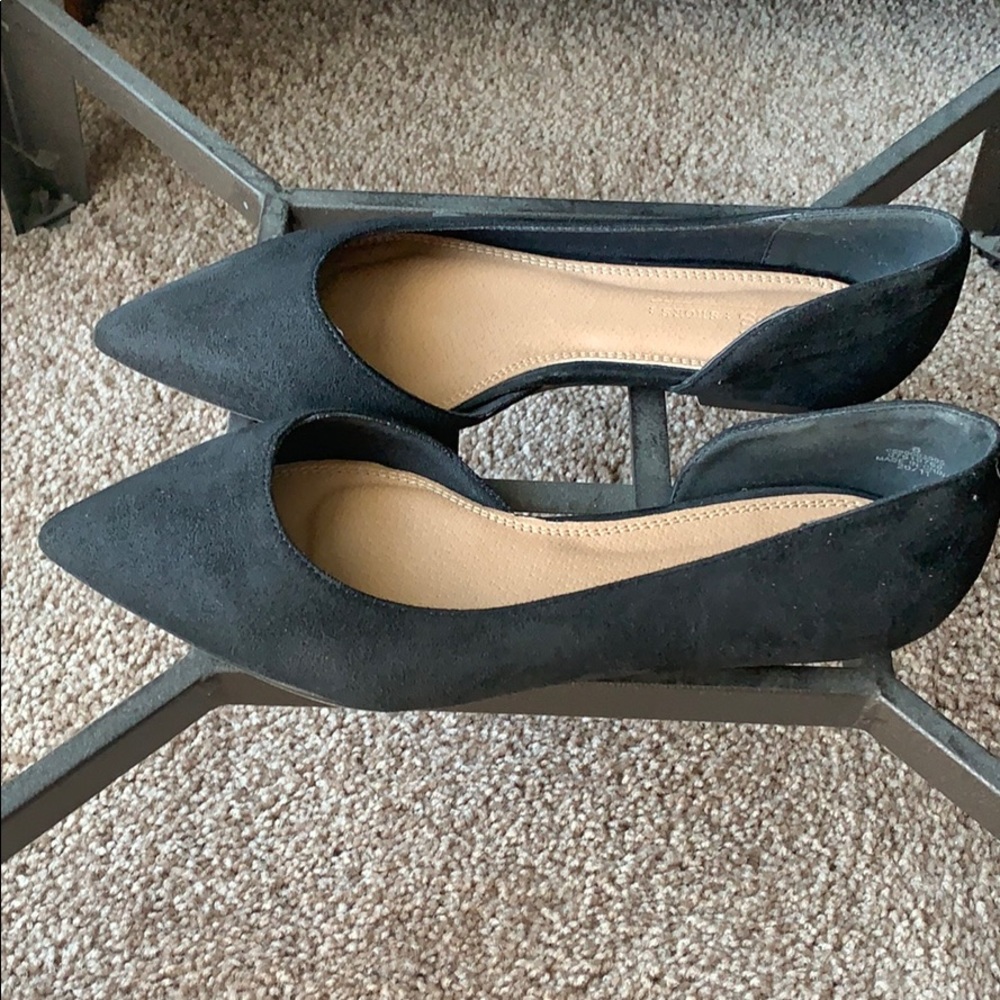 Women’s pointy toe black flats